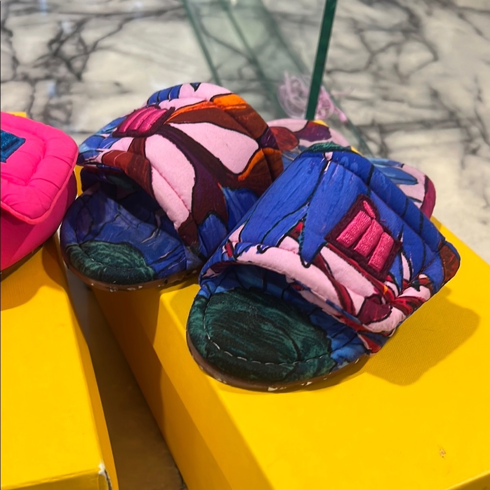 Maison mangostan kids slides two pairs. Now this is a steal. Grab them :) size 2